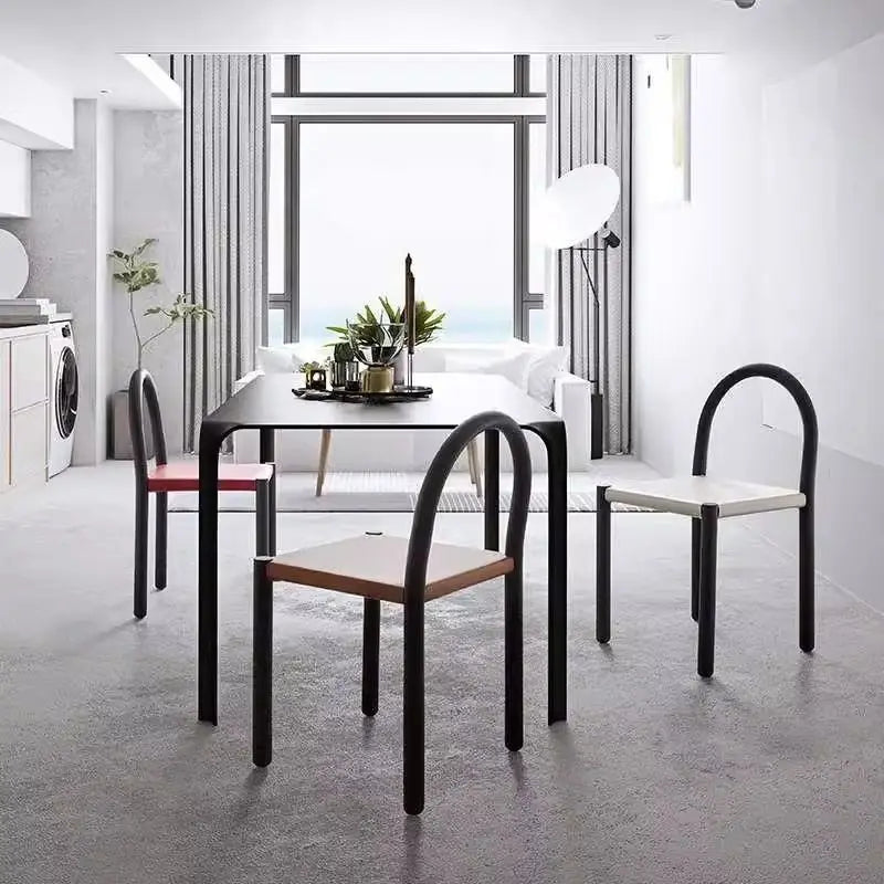 Schwarzer Wabi-Sabi Esszimmerstuhl aus Leder – Nordisch-minimalistischer Designerstuhl mit Vintage-Eisenrahmen