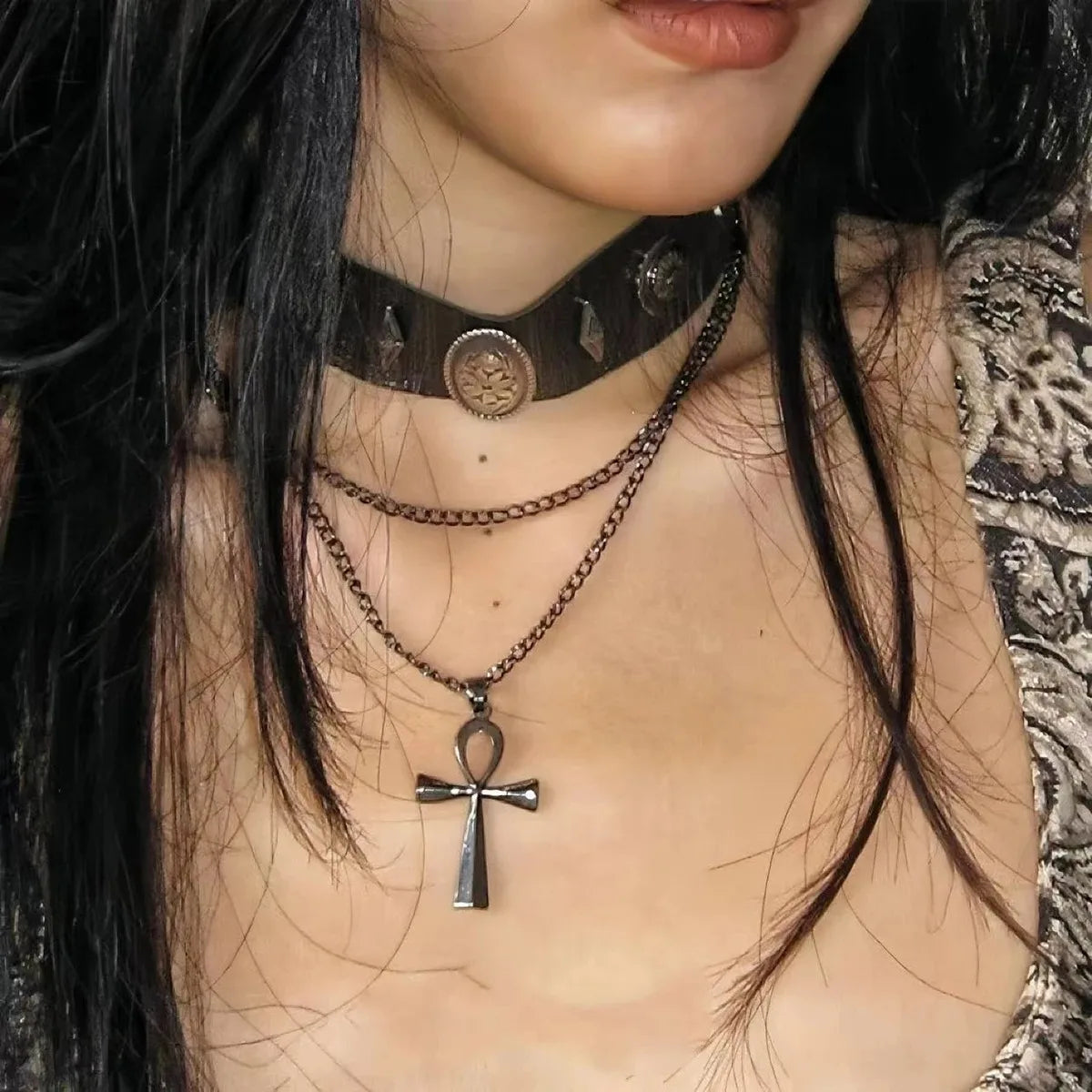 Maillard Style Y2K Gothic Multilayer Choker – Braune Kunstleder Halskette mit Nieten & Kreuz Anhänger für Damen