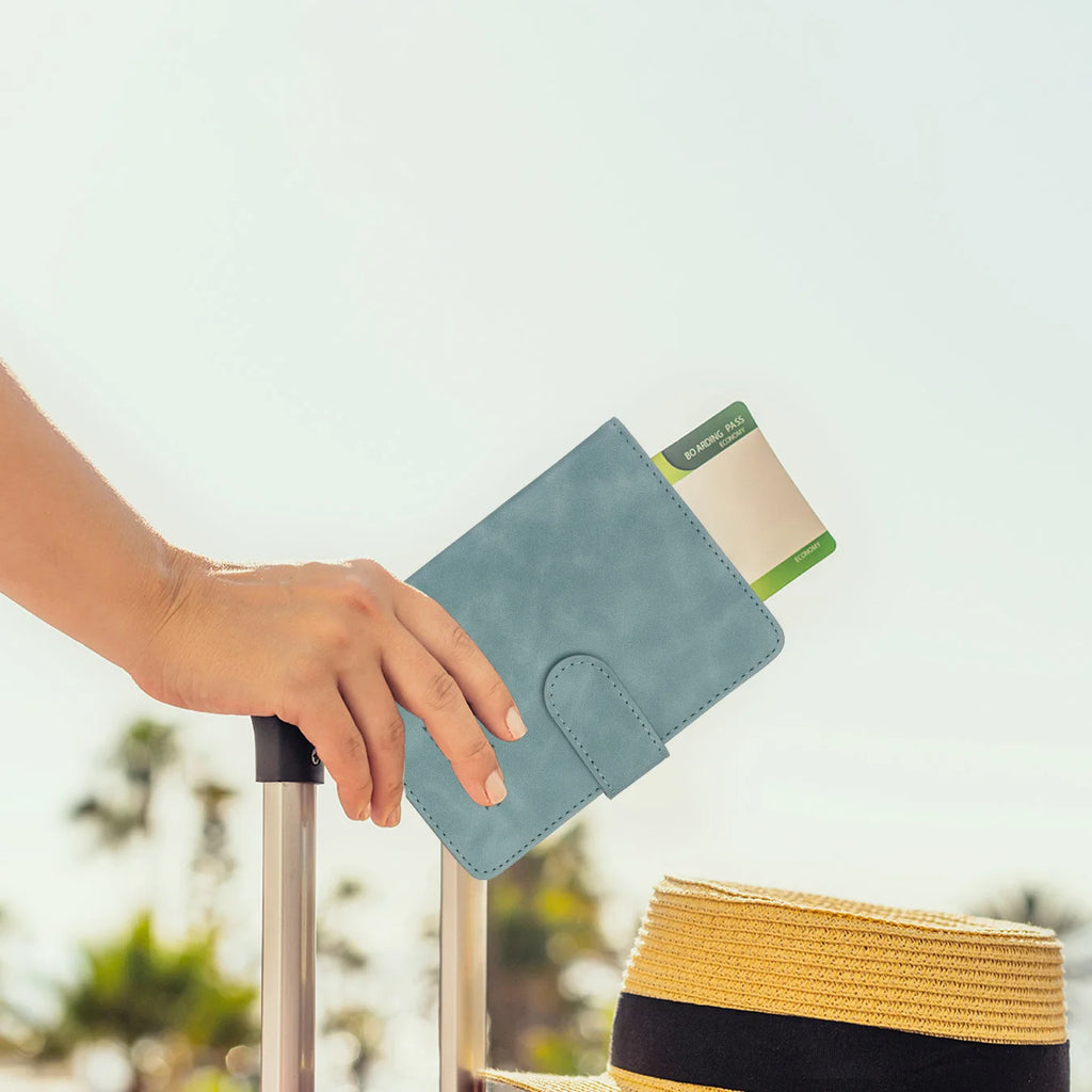 TRASSORY Reisepasshülle mit RFID-Schutz – Schlanke PU-Leder Passport Wallet mit Kartenfächern für Damen &amp; Herren