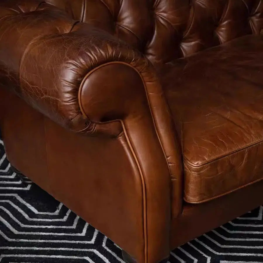 Französisches Retro Chesterfield Sofa aus echtem Oil-Wax Leder – Klassisches Leder Sofa im Antikstil für Wohnzimmer, Villa & Cigar Lounge