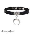 Punk Gothic Choker aus schwarzem PU-Leder – Fledermaus Halsband mit Herzschloss, Schlüssel & Spikes für Damen
