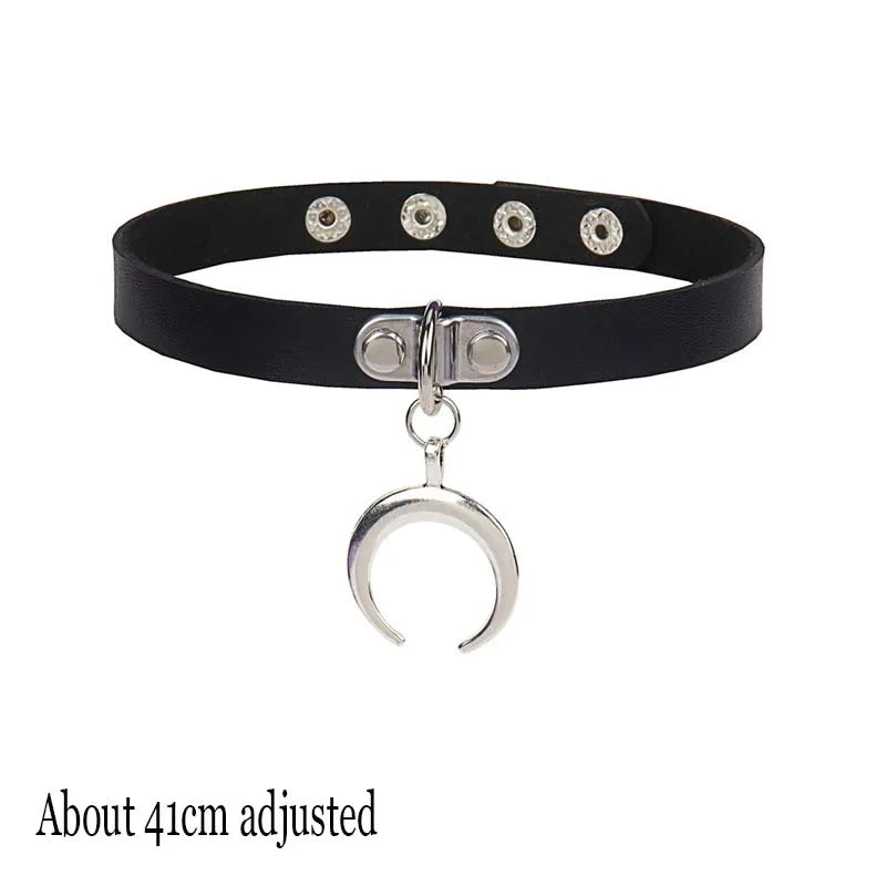 Punk Gothic Choker aus schwarzem PU-Leder – Fledermaus Halsband mit Herzschloss, Schlüssel & Spikes für Damen