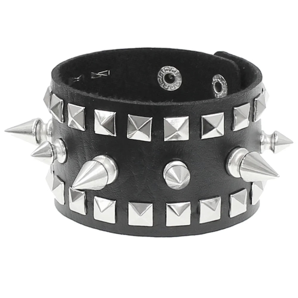 90s Punk Lederarmband mit Nieten – Dreireihiges PU Armband mit eckigen Spikes, Gothic Statement Bracelet für Damen 2024