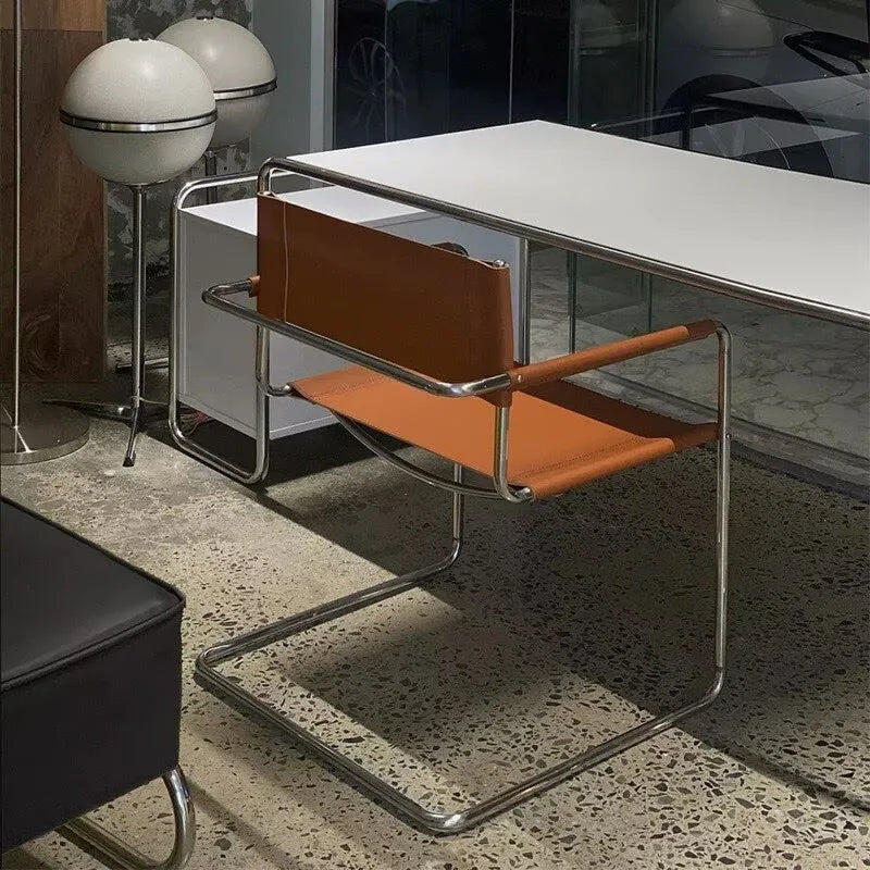 Italienischer Bauhaus Lederstuhl aus Sattelleder – Comedor moderno y muebles de diseño retro con iluminación y lujo
