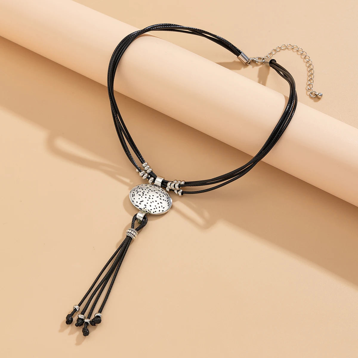 Vintage Leder-Wachs Halskette mit rundem Silberanhänger & Quaste – Ethnischer Boho Schmuck für Damen im Retro-Stil