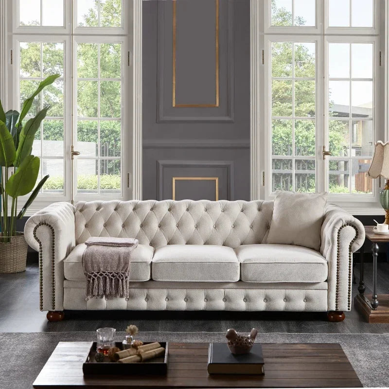 Beiges Chesterfield Sofa aus Leinenstoff – Elegantes 3-Sitzer Wohnzimmer Sofa im modernen Stil