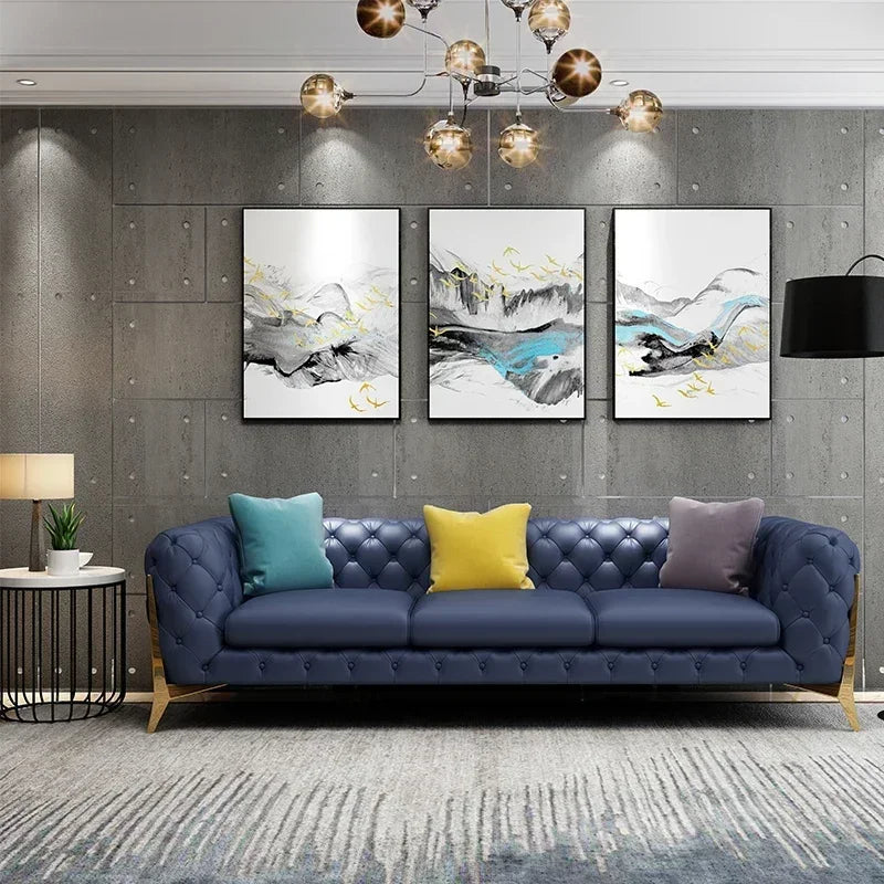 Sofá Chesterfield Royal Luxury – Elegantes Leder- &amp; Samt-Sofa mit goldenen Füßen für das moderne Wohnzimmer