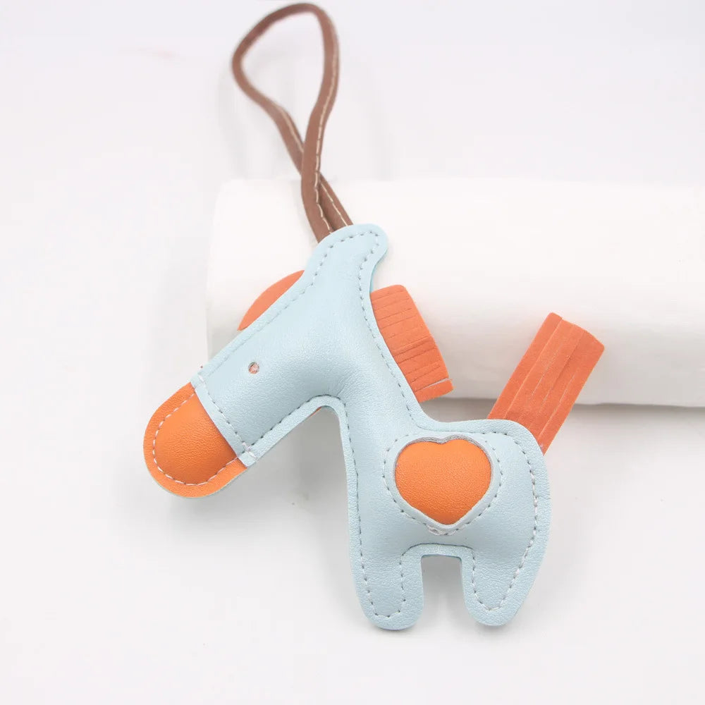 Niedlicher Esel Schlüsselanhänger aus Leder mit Kordel – Verspielter Tier-Keychain als Taschen- &amp; Autoanhänger Geschenkidee Modell K7136 