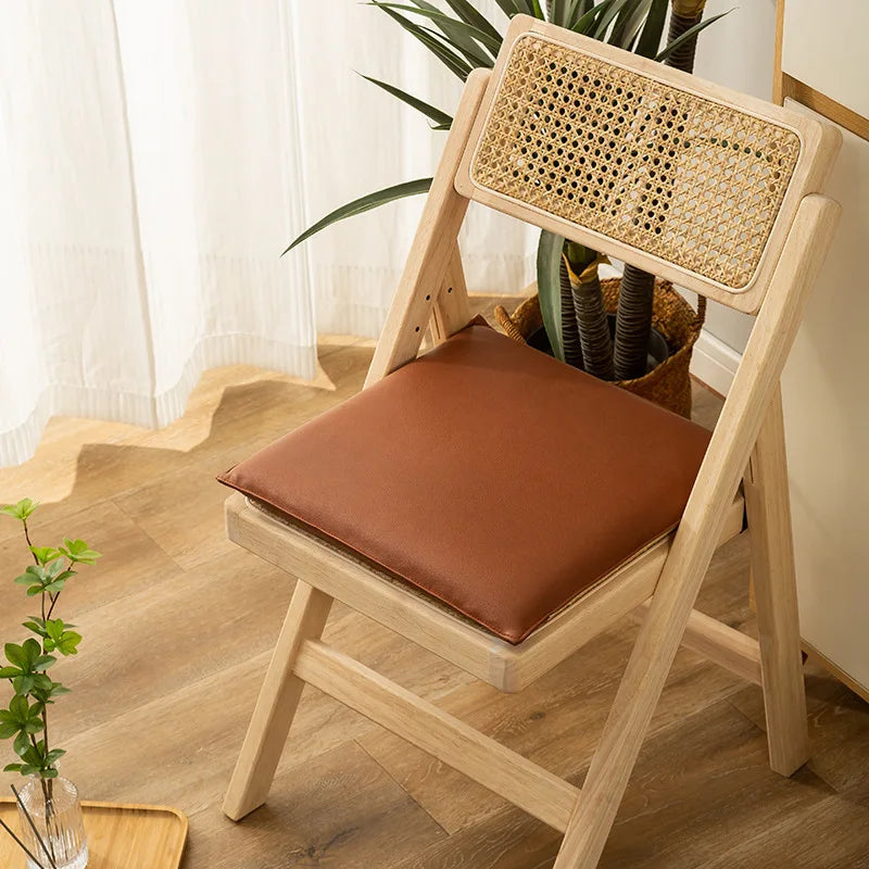 Quadratisches Stuhlkissen aus PU Leder 40×40 cm - Wasserdichtes Memory-Foam Sitzkissen für Esszimmer, Homeoffice &amp; Alltag 
