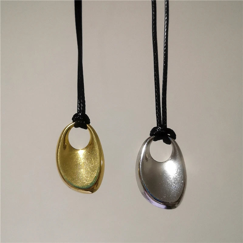 Verstellbare PU-Lederkette mit geometrischem Metallanhänger - Halskette unisex mit irregulärem Charm &amp; Clavicle Chain Design 