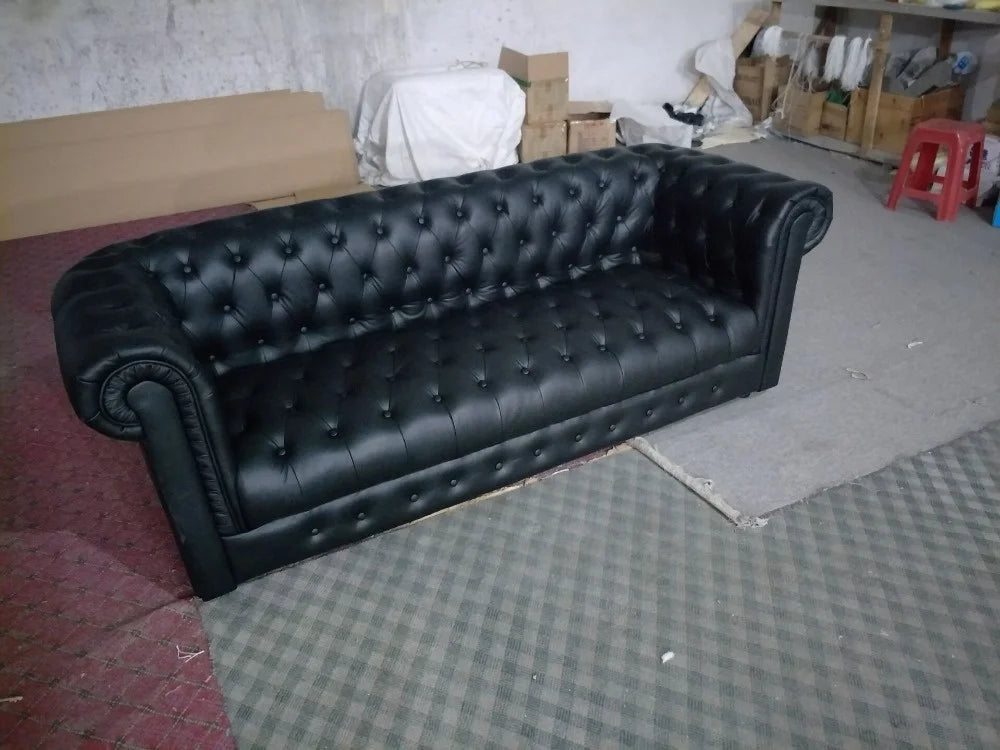 Luxus Chesterfield Sofa aus genarbtem Leder – Modernes 3-Sitzer Ledersofa mit Holzfüßen für Wohnzimmer, Villa & Büro