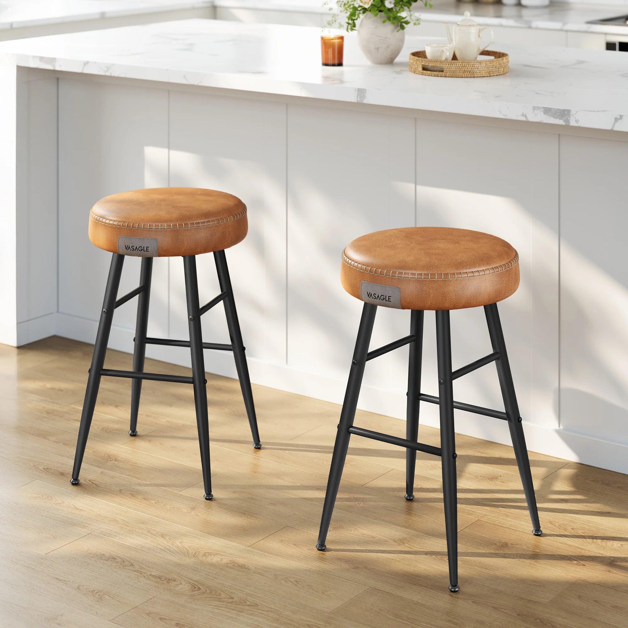 VASAGLE Barhocker (2er Set) aus Kunstleder – Gepolsterte Barstühle mit 2 Fußstützen-Höhen, 120 kg Belastbarkeit, stilvolle Küchen- & Barstühle