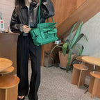 Damen Bikerjacke aus PU Leder – Schwarze Motorradjacke im Loose Fit mit Revers & Knopfleiste für Herbst