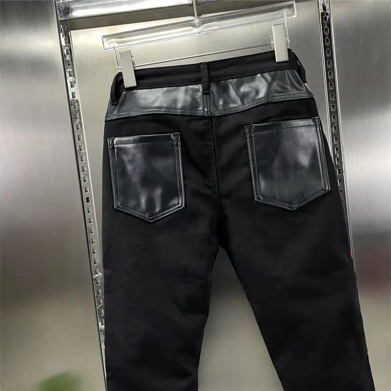 Pantalon en cuir PU Slim Fit pour hommes – Tuyau de motard coupe-vent avec design patchwork et fermeture à glissière, pantalon de moto moderne pour le sport et l'herbe