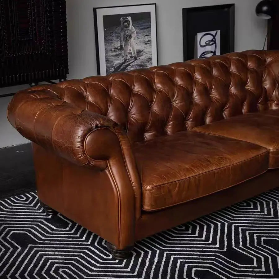 Französisches Retro Chesterfield Sofa aus echtem Oil-Wax Leder – Klassisches Leder Sofa im Antikstil für Wohnzimmer, Villa & Cigar Lounge