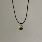 Vintage Lederkette mit Sonnen- & Blumenanhänger – Halskette mit Lederband & Emaille-Optik für Damen