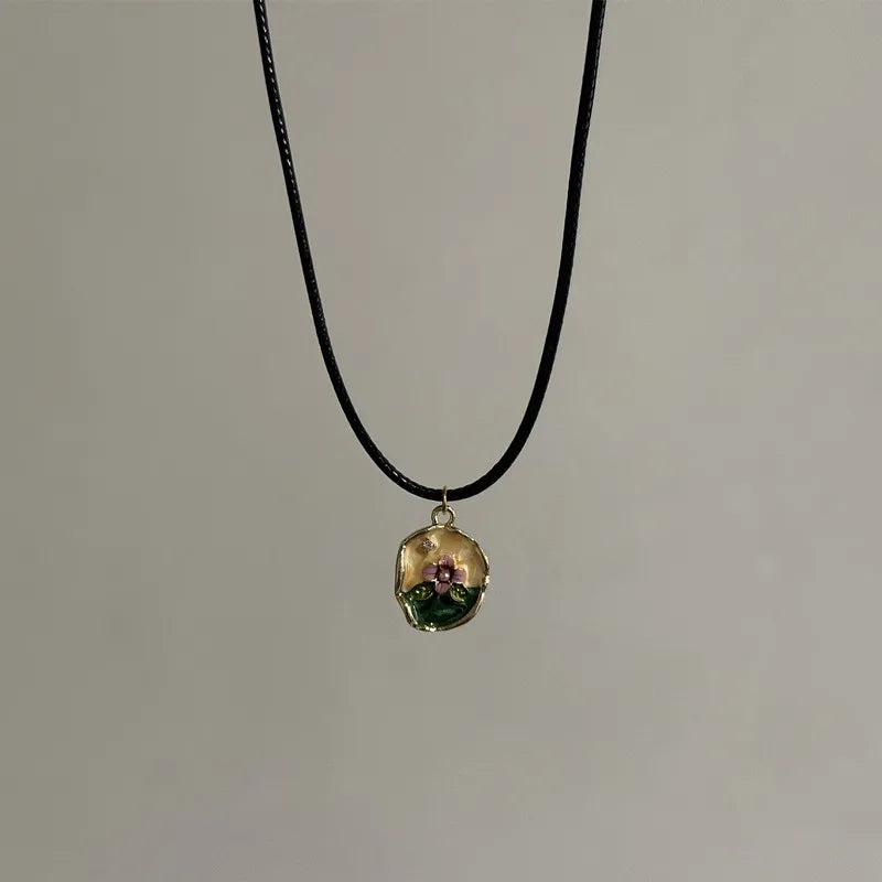 Vintage Lederkette mit Sonnen- & Blumenanhänger – Halskette mit Lederband & Emaille-Optik für Damen