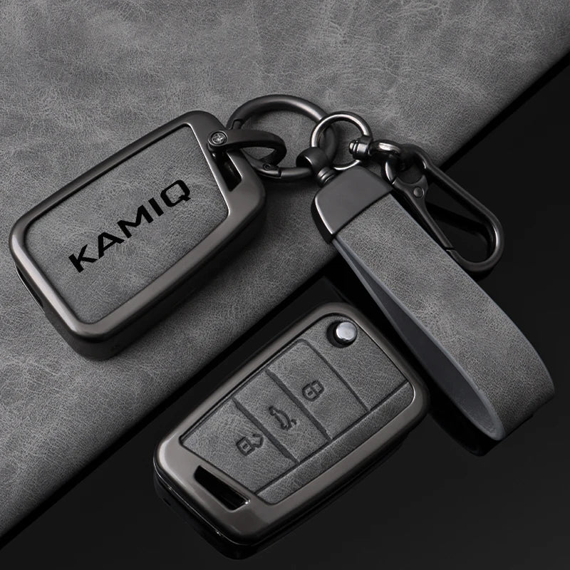 Premium Autoschlüssel Hülle aus Metall & Leder für Skoda Kamiq – Faltbares Keyless Key Case Cover mit Schlüsselanhänger