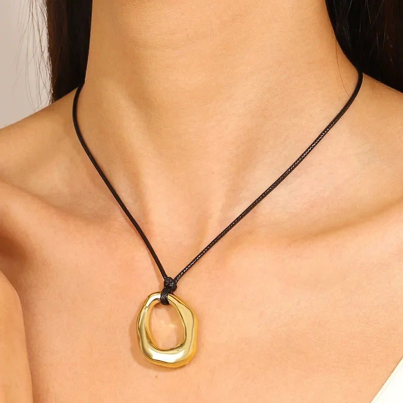 Vintage schwarze Lederkette mit geflochtenem Band & geometrischem Anhänger – Schlichte Halskette für Damen & Girls
