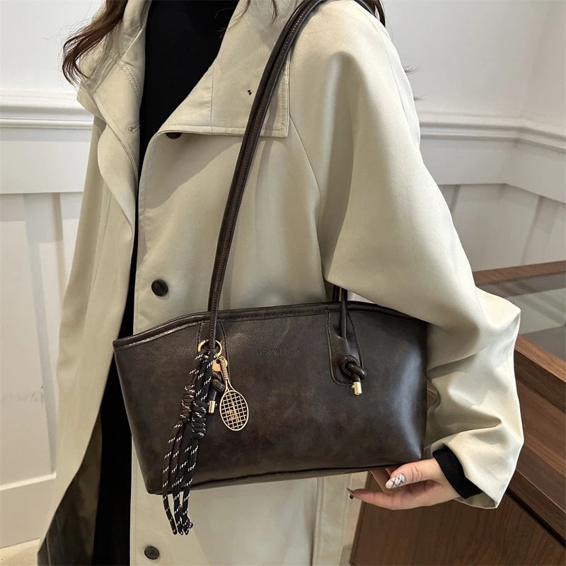 Retro Damen Schultertasche – Europäischer & Amerikanischer Stil, Koreanische Mode, Große Kapazität, Vielseitige Handtasche mit Anhänger