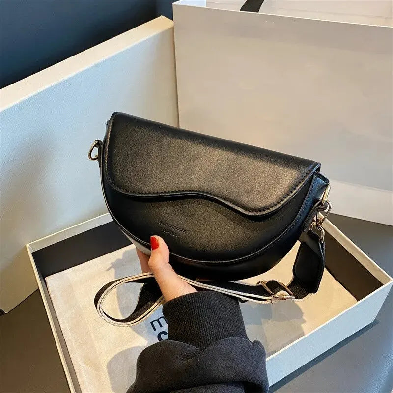 Damen Vintage Saddle Bag – Kleine Schultertasche aus PU-Leder mit Klappe & Breitem Crossbody-Riemen