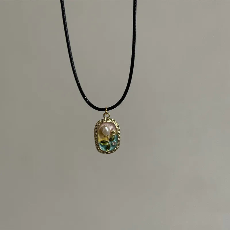 Vintage Lederkette mit Sonnen- & Blumenanhänger – Halskette mit Lederband & Emaille-Optik für Damen