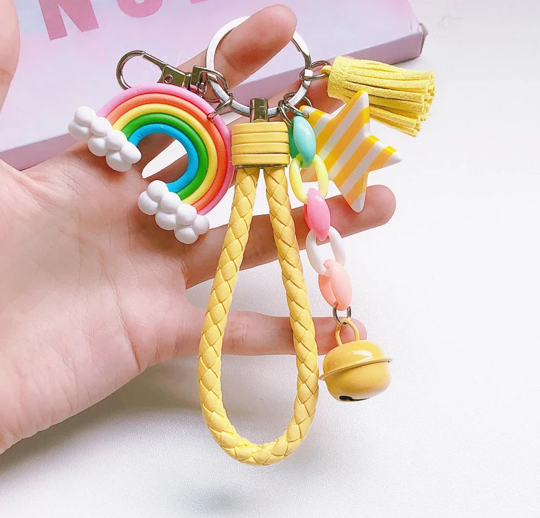 Süßer Regenbogen-Schlüsselanhänger aus Leder – Geflochtener Quasten-Keychain mit Herz, Stern & Glöckchen, verspieltes Taschen-Accessoire für Frauen & Mädchen