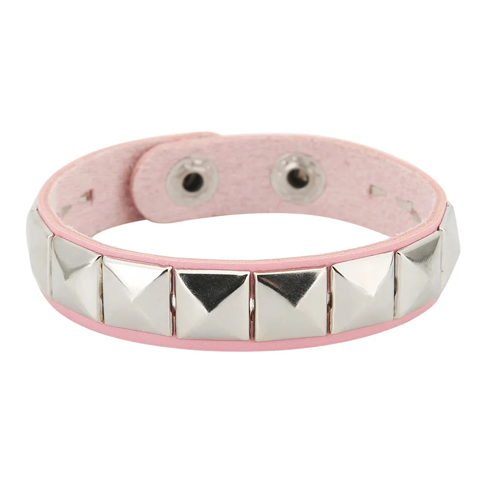 Punk Rock Lederarmband mit Nieten – Einreihiges PU Leder Cuff Armband mit quadratischen Spikes, Unisex Wristband für Damen & Herren