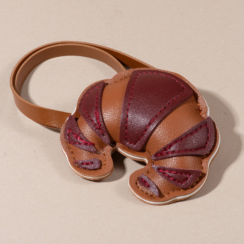 Handgemachter Leder-Croissant Schlüsselanhänger – Süßer Bag Charm & Rucksack-Pendant, kreatives Geschenk für Paare & Freunde