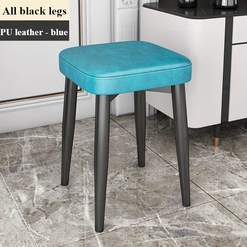 Moderner Esszimmerstuhl aus Leder mit Latexpolster – Stapelbarer Light-Luxury Dining Chair mit Carbonstahlrahmen & rutschfesten Füßen