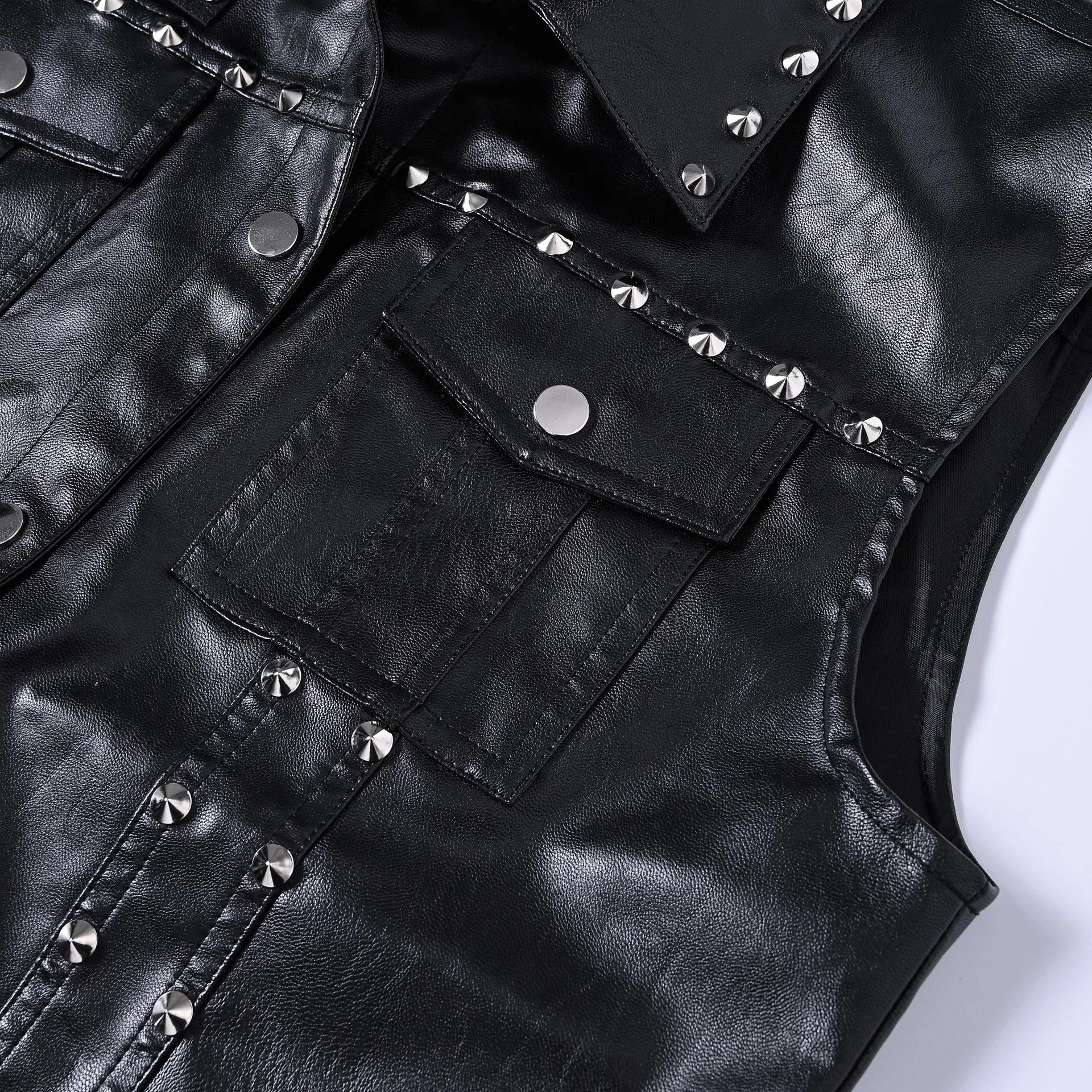 Hombres Lederweste Schwarz – Slim Fit Biker Weste mit Nieten, Turn-Down-Kragen &amp; Knopfleiste für Motorrad &amp; Alltag