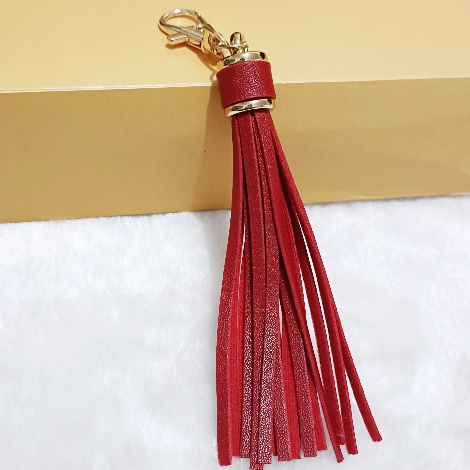 Trendiger Leder Quasten Schlüsselanhänger – Eleganter Tassel Keychain mit Karabinerhaken aus Metall für Taschen & Accessoires