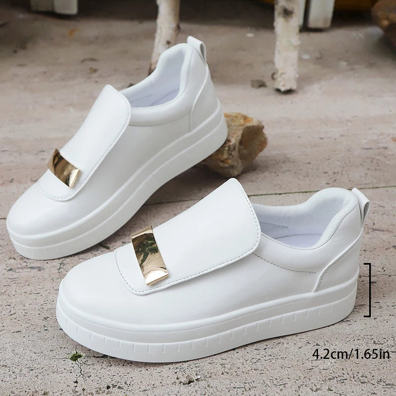 Damen Slip-On Plateau Sneaker 2025 – Weiße Chunky Sneakers mit dicker Sohle & Metalldekor, bequeme PU-Leder Freizeitschuhe, Größe 36–43