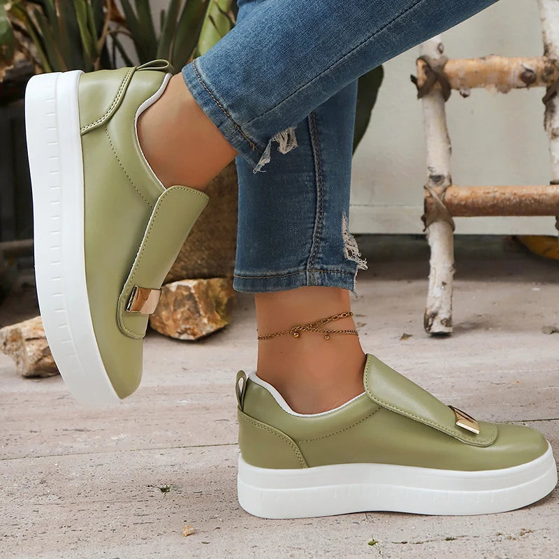 Damen Slip-On Plateau Sneaker 2025 – Weiße Chunky Sneakers mit dicker Sohle & Metalldekor, bequeme PU-Leder Freizeitschuhe, Größe 36–43