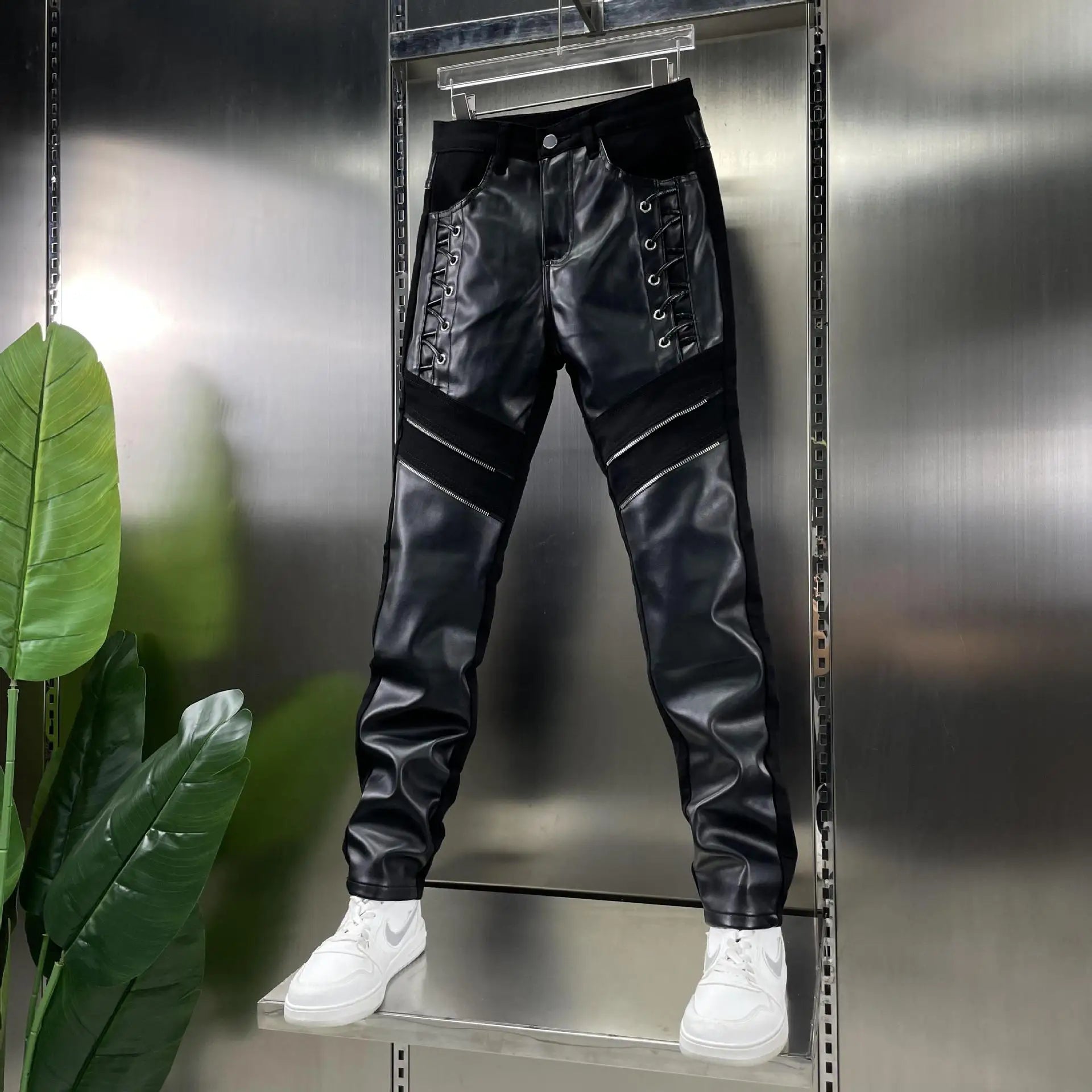 Pantalon en cuir PU Slim Fit pour hommes – Tuyau de motard coupe-vent avec design patchwork et fermeture à glissière, pantalon de moto moderne pour le sport et l'herbe