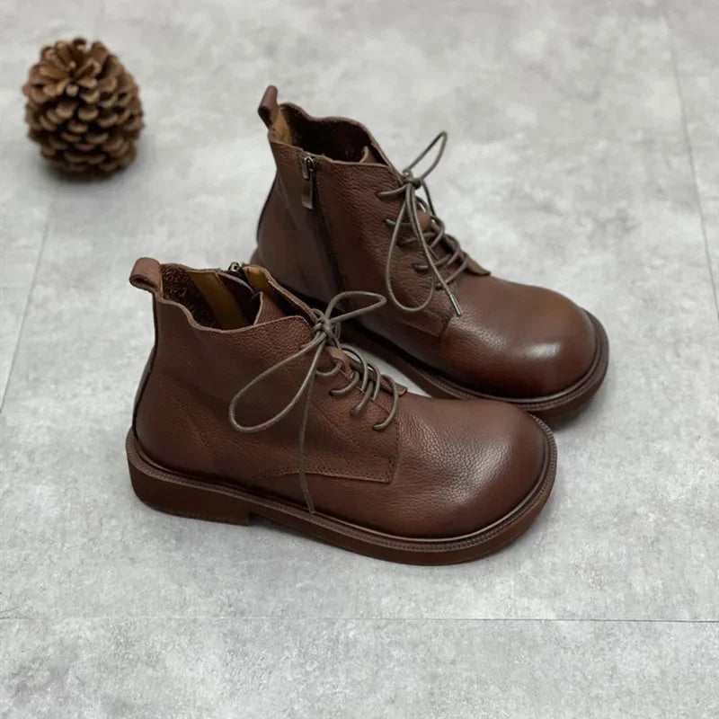 Handgefertigte Damen Leder Kurzstiefel aus Echtleder – Bequeme Flat Heel Boots mit breiter Zehenform, warme Freizeitstiefel im British Style