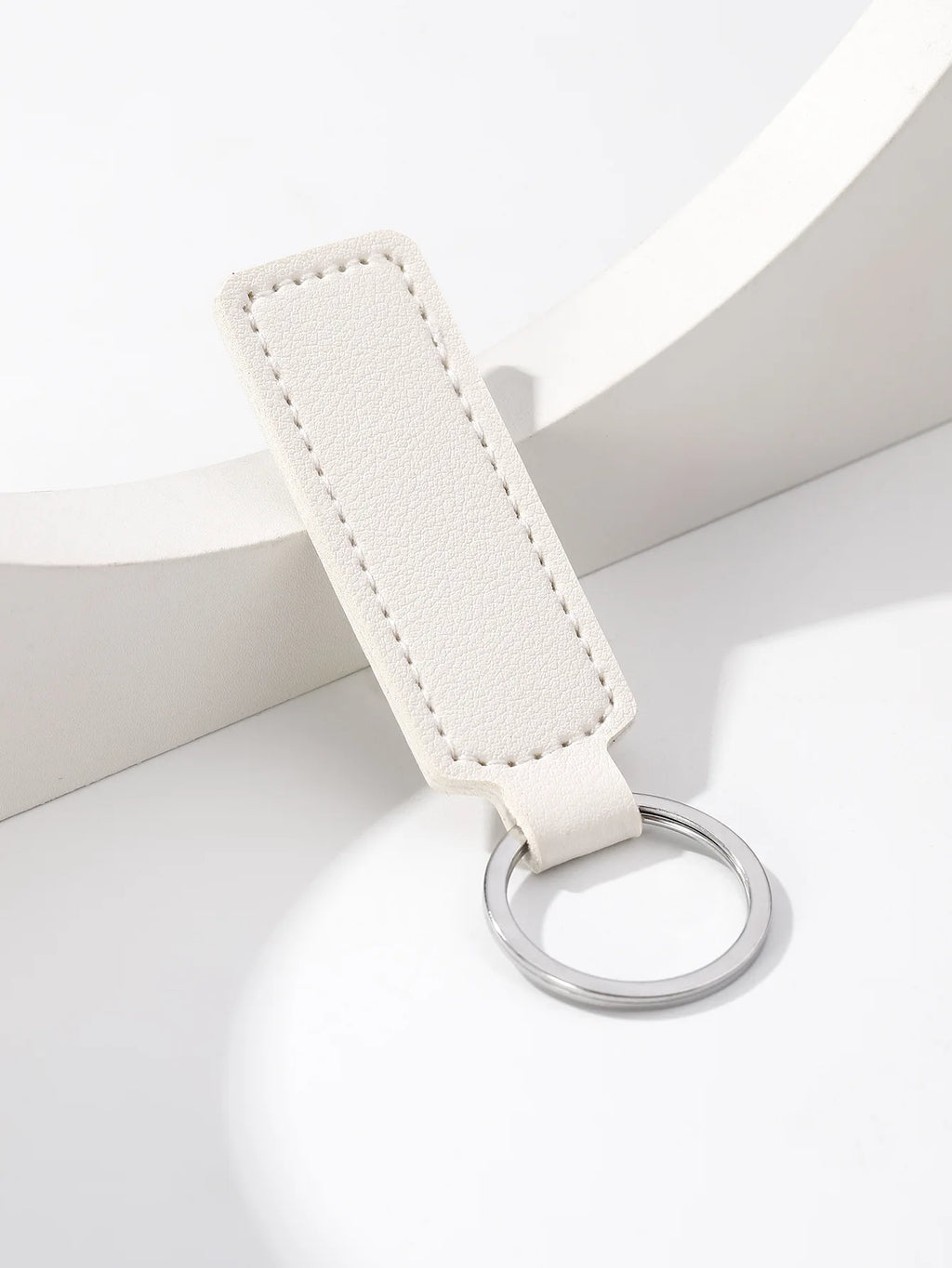 Handgefertigter Leder Schlüsselanhänger – Retro Keychain aus echtem Rindsleder in 7 Farben für Auto, Business & Alltag