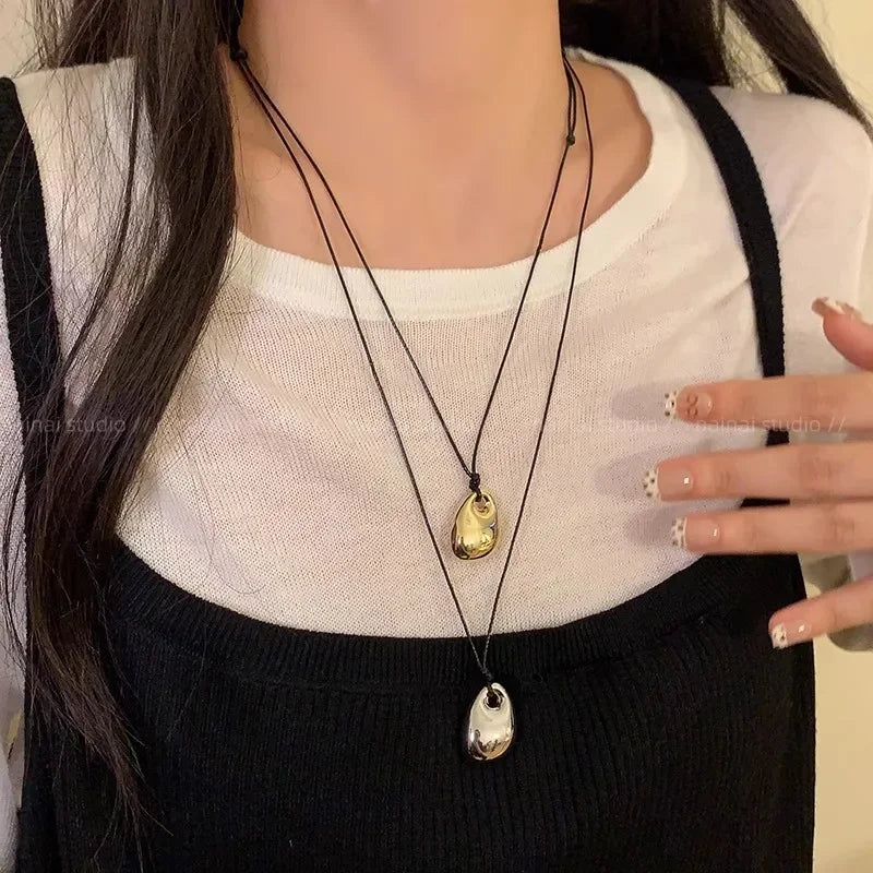 Minimalistische schwarze Lederkette für Damen – Lange Halskette mit unregelmäßigem Metallanhänger, moderner Herbst- & Winter-Schmuck