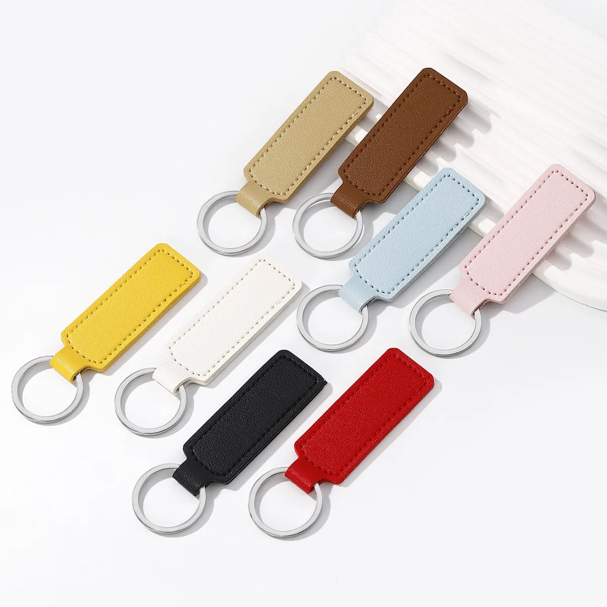 Handgefertigter Leder Schlüsselanhänger – Retro Keychain aus echtem Rindsleder in 7 Farben für Auto, Business & Alltag