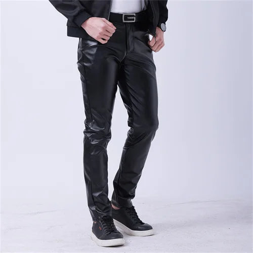 Herren PU Lederhose 2025 – Leichte Slim Pencil Pants in Schwarz & Rot, elastische Bühnen- & Freizeit-Lederhose für Bar, KTV & Performance