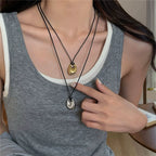 Verstellbare PU-Lederkette mit geometrischem Metallanhänger - Halskette unisex mit irregulärem Charm &amp; Clavicle Chain Design 