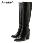 Aneikeh Damen Kniehohe High-Heel-Stiefel – Lackleder Boots mit Krokodil-Prägung, Blockabsatz & seitlichem Reißverschluss