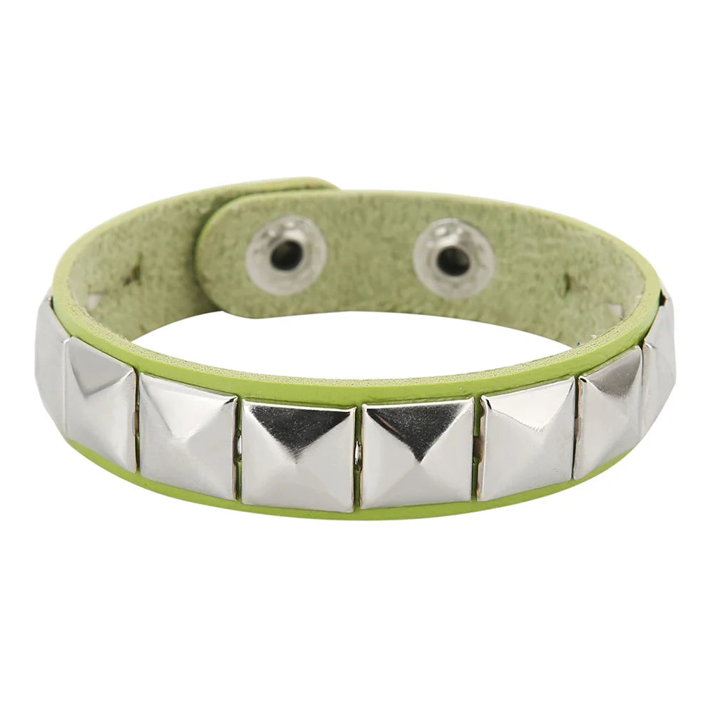 Punk Rock Lederarmband mit Nieten – Einreihiges PU Leder Cuff Armband mit quadratischen Spikes, Unisex Wristband für Damen & Herren
