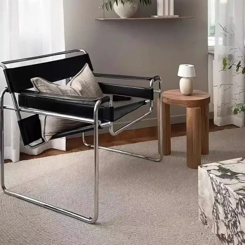 Nordischer Designer-Sessel aus Edelstahl & Sattelleder – Bauhaus Akzentstuhl mit Armlehnen für Wohnzimmer & moderne Wohnräume