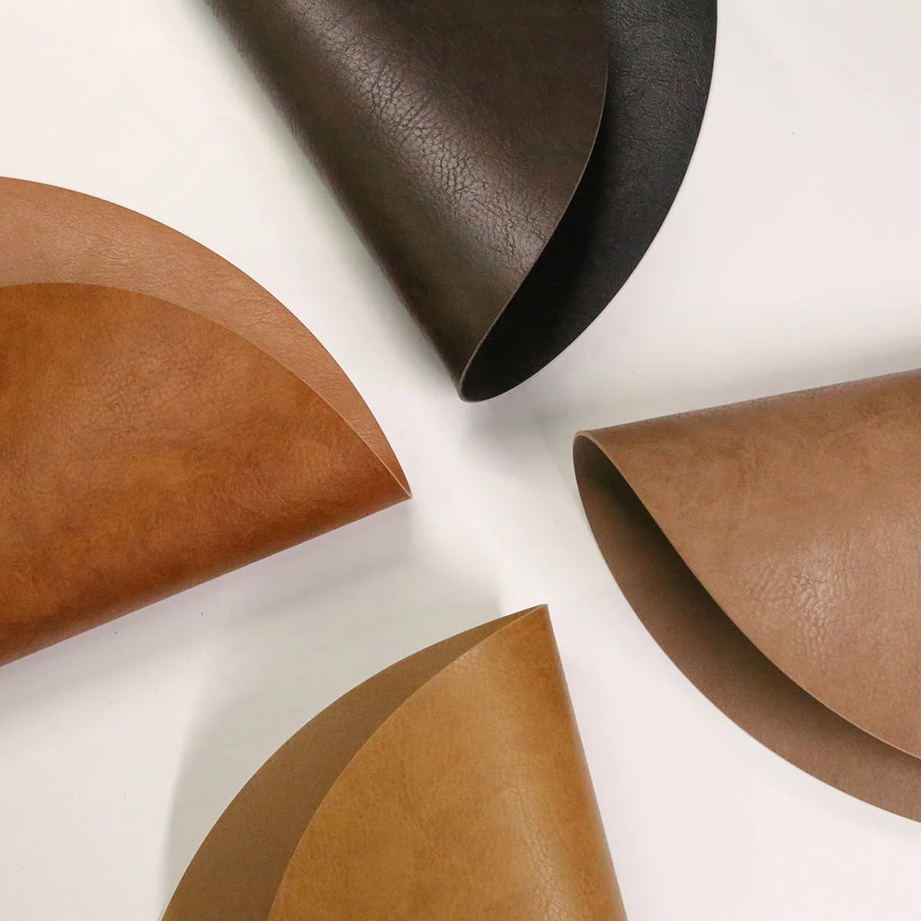 Runde PU-Leder Tischsets in gewaschener Cowhide-Optik – Elegante Platzmatten mit Untersetzer für Esstisch, Küche & Party (1/4/6/10 Sets)