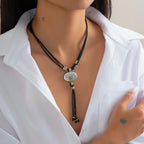 Vintage Leder-Wachs Halskette mit rundem Silberanhänger & Quaste – Ethnischer Boho Schmuck für Damen im Retro-Stil
