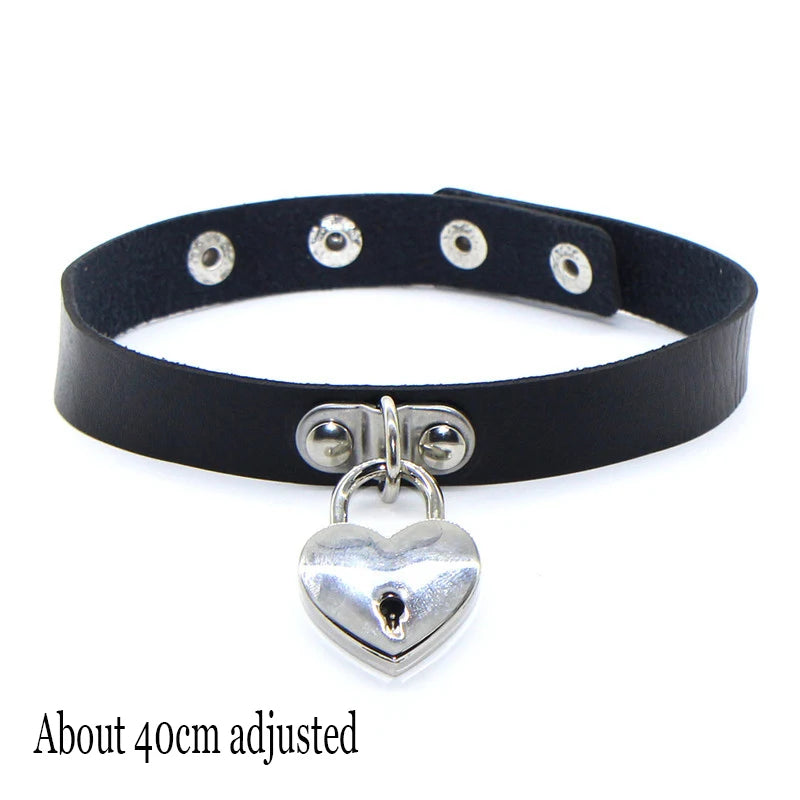 Punk Gothic Choker aus schwarzem PU-Leder – Fledermaus Halsband mit Herzschloss, Schlüssel & Spikes für Damen