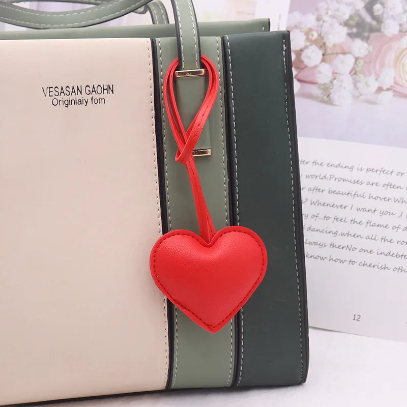 Herz Schlüsselanhänger aus Leder in Rosa & Rot – Süßer Love Keychain als Taschenanhänger & Geschenkidee für Frauen und Mädchen