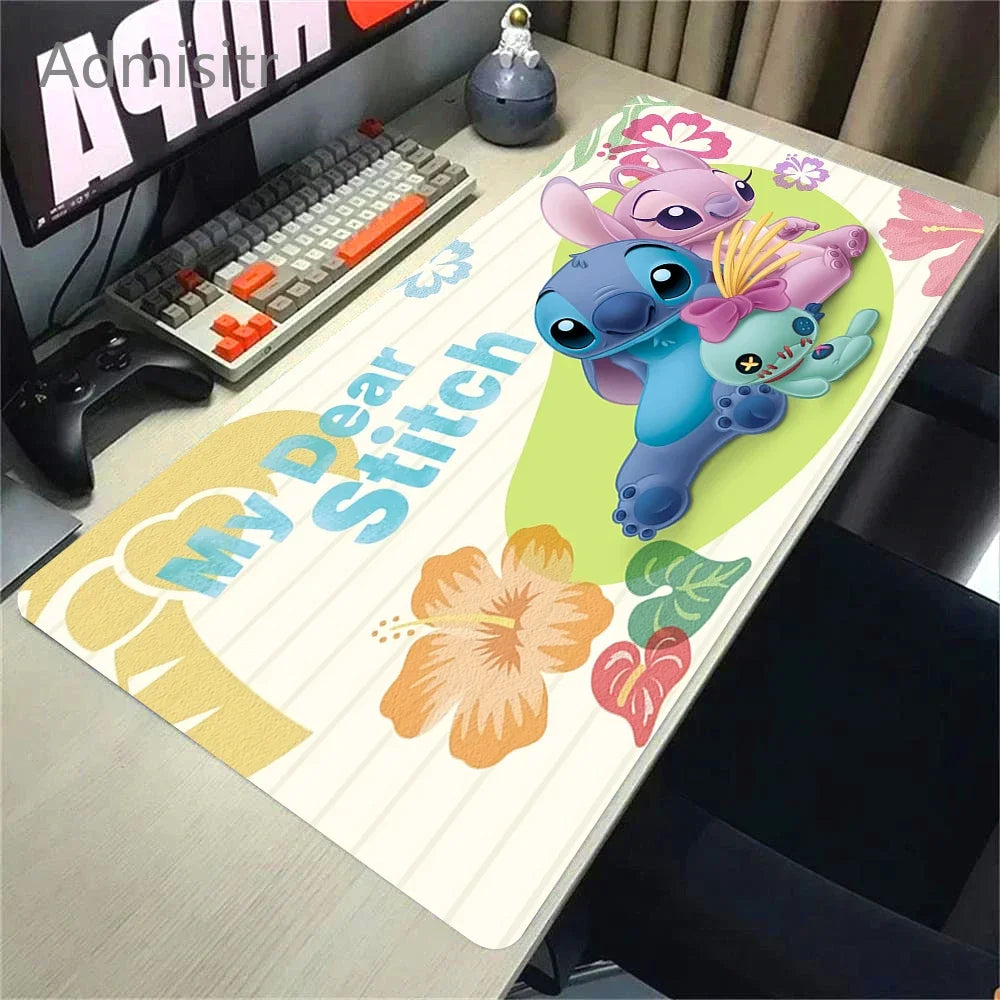 HD Kawaii Anime Stitch Leder Mousepad – Großes Gaming Mouse Pad mit Anti-Rutsch, Kantenschutz & Handgelenkauflage aus PU Leder