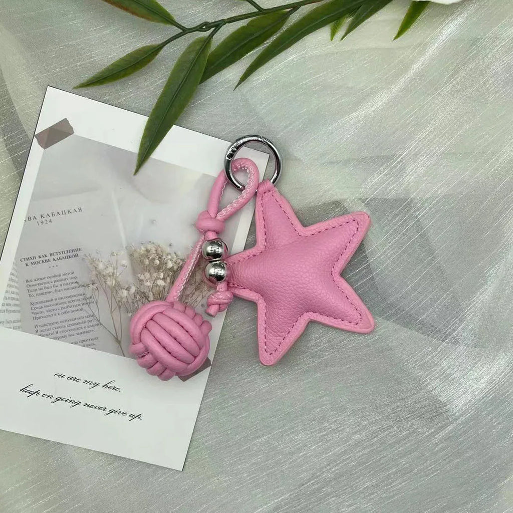 Fünfzackiger Stern Schlüsselanhänger aus Leder – Creativer Keyring mit geflochtener Lederkugel, stilvoller Taschen- &amp; Autoschmuck 